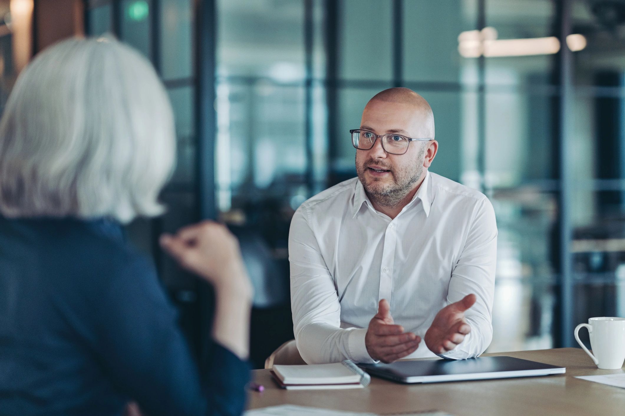IT consultant helping business client